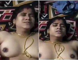 Small breast Tamil house wife gets hammered on the bed.