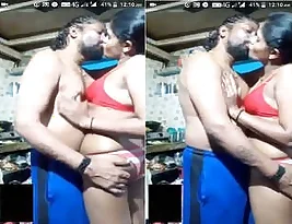 Married Indian woman gives blow job to her lover in secret