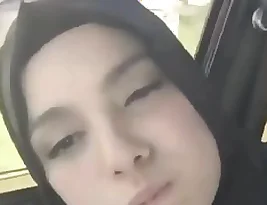 The mature woman who wears the Turkish turban, Sikensikene TK is the viewer who watches this porn.