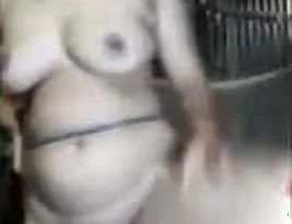 Hot desi bhabhi pleases herself