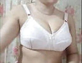 This is a leaked MMS of a hot-looking Indian girl who wears no clothes.