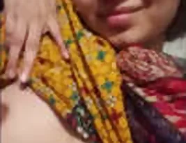 Pretty Pakistani girl showing her boobs and shaved pussy in clips.