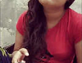Beautiful Indian girl has a clear face while taking a bath.