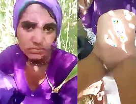 Married woman from village having sex with her boyfriend in the field