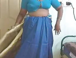 Desi auntie change her sharee