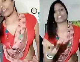 Suhani bhabi wears a saree and shows her belly button in a rather unique dance routine