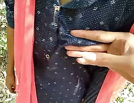 Teenage girlfriend enjoys outdoor sex like an Indian CALLER