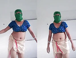 Beautiful bhabhi Sona shows off her sparkling belly button and navel.