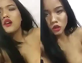 Indian cam girl masturbates and speaks explicitly.