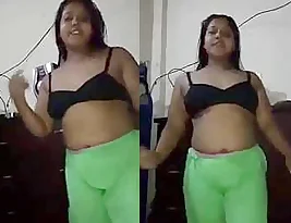 Marathi Sangeet: Bhabhi dancing in her bra