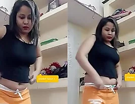 Chubby, curvaceous aunt showing off her belly button live