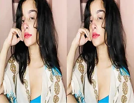 Beautiful Indian girl shows her breasts in this exclusive photo set.