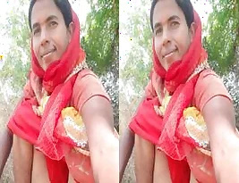 Hot housewife of Telugu decent pleasuring herself.