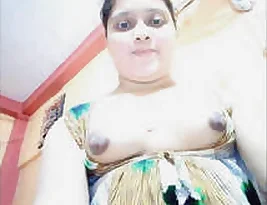 Pretty Indian house wife from Kolkata stripping and taking sexy photos.