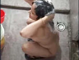Secret footage of Pakistani sister-in-law while she is taking a bath.