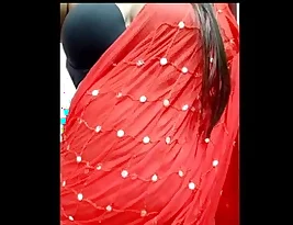 Pretty Indian house wife in red saree and black bra seductively talks dirty to her lover.
