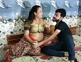 First-time encounter between an Indian housewife and a young man in an interracial amateur scene